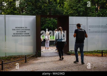 Berlin, Allemagne. Août 16, 2019. Les visiteurs du Mémorial pour les victimes Roms et Sinti d'Europe assassinés sous le national-socialisme à côté de l'édifice du Parlement de l'Allemagne. Le mémorial a été conçu par Dani Karavan. Credit : Omar Marques/SOPA Images/ZUMA/Alamy Fil Live News Banque D'Images