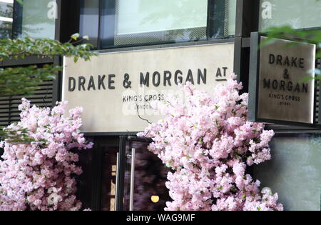 Londres, Royaume-Uni. Août 19, 2019. Bar à cocktails et un restaurant Drake & Morgan dans le récemment élaboré et Pancras Kings Avenue Square de Londres derrière la gare de Kings Cross. Credit : Keith Mayhew SOPA/Images/ZUMA/Alamy Fil Live News Banque D'Images