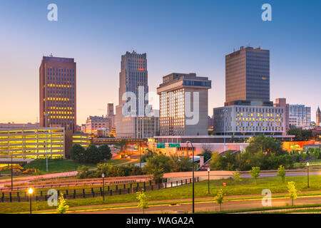 Akron, Ohio, USA Centre-ville au crépuscule. Banque D'Images