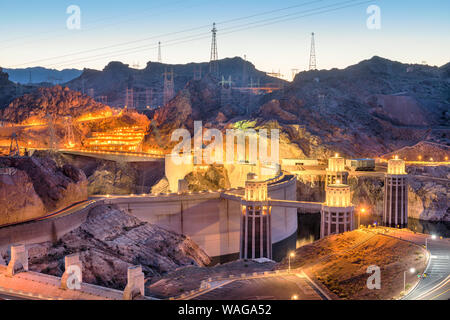 Hooover barrage sur la rivière Colorado, Nevada et l'Arizona chevauchants au crépuscule. Banque D'Images