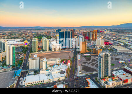 Las Vegas, Nevada, USA Skyline sur la bande au crépuscule.