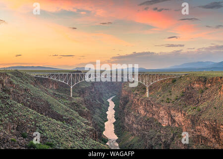 Taos, New Mexico, USA à Rio Grande Gorge Pont sur le Rio Grande au crépuscule. Banque D'Images