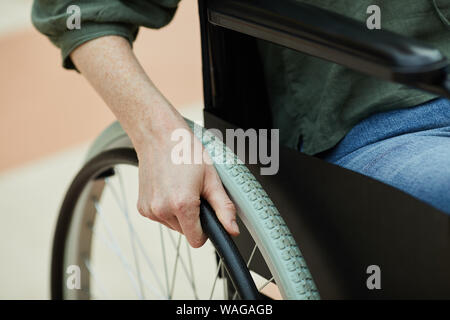 Close-up of young female patient assis en fauteuil roulant Banque D'Images