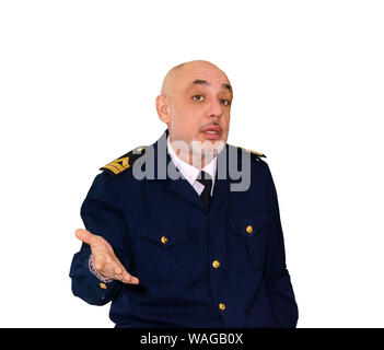 Un homme âgé dans une mer de l'agent d'aborder quelque chose émotionnellement uniforme, gesticulant, isolé sur fond blanc Banque D'Images