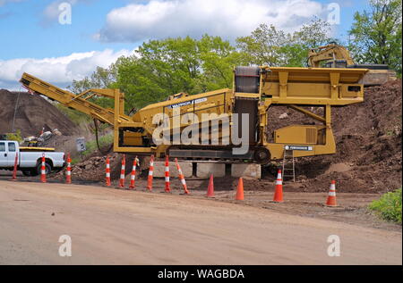 Cromwell, CT USA. Mai 2019. Matériel de construction lourde comme cette cribleuse permet de déplacer, de l'écraser, et l'écran de la terre d'excavation. Banque D'Images