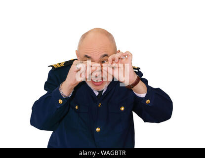 Un homme âgé dans une mer de l'officier raconte avec émotion uniforme quelque chose, quelque chose de très petit, isolé sur fond blanc Banque D'Images