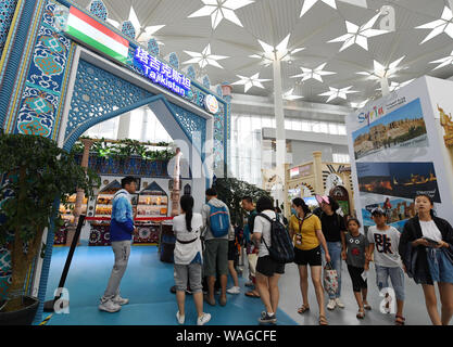 (190820) -- BEIJING, 20 août 2019 (Xinhua) -- Les touristes visiter la zone d'exposition du Tadjikistan Le Tadjikistan lors de la "Journée" à l'Exposition Horticole Internationale de Beijing à Beijing, capitale de la Chine, 20 août 2019. L'expo a tenu sa journée "Tadjikistan" mardi. (Xinhua/Zhang Chenlin) Banque D'Images