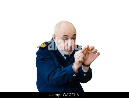 Un homme âgé dans une mer de l'officier raconte avec émotion uniforme quelque chose, quelque chose de très petit, isolé sur fond blanc Banque D'Images