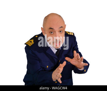 Un homme âgé dans une mer de l'officier raconte quelque chose émotionnellement uniforme, gesticulant, émotionnellement isolé sur fond blanc Banque D'Images