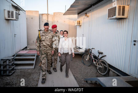 Bagdad, Iraq. 20e Août, 2019. Annegret Kramp-Karrenbauer (CDU, r), Ministre de la Défense, vous permet de montrer ses soldats de la Bundeswehr se trouve dans la camp militaire international Camp Taji. Le ministre et leader de la CDU mène des entretiens politiques dans la capitale Bagdad et rencontre les soldats allemands qui sont impliqués dans la formation des forces locales dans le pays. Crédit : Michael Kappeler/dpa/Alamy Live News Banque D'Images