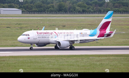 DUSSELDORF, ALLEMAGNE - le 26 mai 2019 : Eurowings Airbus A320-214 (CN 7259) taxi à l'aéroport de Düsseldorf. Banque D'Images