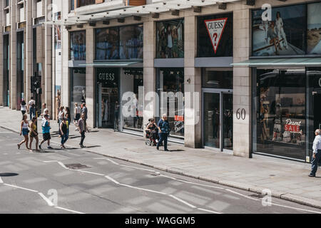 Londres, Royaume-Uni - 29 juillet 2019 : les gens en passant devant le magasin Guess à Knightsbridge, un quartier de Londres avec des restaura Banque D'Images