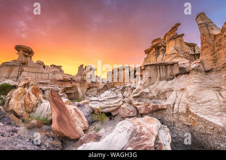 Bisti/De-Na-Zin Désert, New Mexico, USA à La Vallée des rêves après le coucher du soleil. Banque D'Images