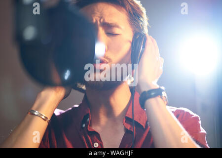 Young Asian Woman enjoying chantant une chanson en studio d'enregistrement moderne Banque D'Images