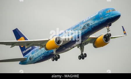 Glasgow, Royaume-Uni. 26 avril 2019. L'Islande du Boeing 757-200 d'Air service quotidien (reg TF-sapin) avec 'peint spécial 80 ans d'Aviationi" de couleurs, vu le départ de l'Aéroport International de Glasgow pour Reykjavik, Islande. L'Islande a fait la promotion de la beauté naturelle d'Islande et du tourisme, ce qui a entraîné une augmentation du nombre de passagers à partir de l'Écosse et le reste du Royaume-Uni et l'Europe. Air Islande aussi voler vers l'Amérique du Nord et l'Europe continentale. Colin Fisher/CDFIMAGES.COM Crédit : Colin Fisher/Alamy Live News Banque D'Images