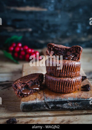 Close-up de muffins au chocolat maison rustique sur planche à découper Banque D'Images