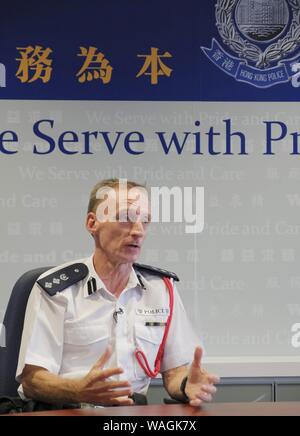 (190821) -- HONG KONG, 21 août 2019 (Xinhua) -- le surintendant en chef David Jordan, Britannique, siégeant en tant que Commandant de l'unité tactique de la police, une force pour les urgences à grande échelle, parle dans une interview avec la presse dans le sud de la Chine, Hong Kong, le 16 août 2019. Que des manifestations violentes dans le troisième mois à Hong Kong, l'officier supérieur britannique dans la police de Hong Kong a déclaré que la récente et la situation actuelle est la plus dangereuse qu'il a fait face à 25 ans, et les manifestants semblent être bien organisés et disposés à aller à l'extrême pour suivre un certain ordre du jour. Pour aller à l'aide de Spotlight : s Banque D'Images