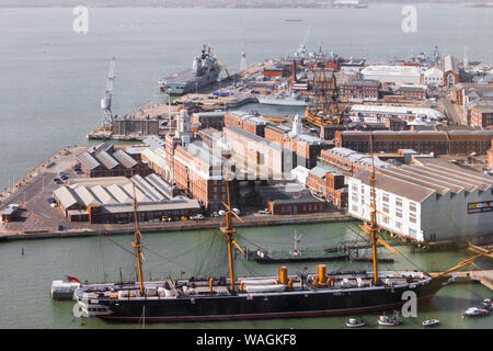 HMS Ark Royal, le HMS Warrior et Victoire vu de la tour Spinnaker plate-forme d'observation. Base Navale de Sa Majesté (HMNB Portsmouth, Portsmouth) en 2008. Banque D'Images