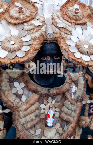 Des gens habillés en costume Tribal parade dans les rues pendant le Festival Ati-Atihan à Kalibo, l'île de Panay, Province d'Aklan, Philippines Banque D'Images