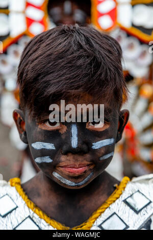 Les jeunes en costumes colorés prennent part à une procession de la rue pendant le Festival Ati-Atihan, Kalibo, Philippines, l'île de Panay. Banque D'Images