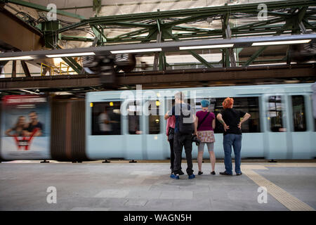 La suspension de Wuppertal, chemin de fer de la dernière génération de train 15, Wuppertal, Allemagne, station Hauptbahnhof, Banque D'Images