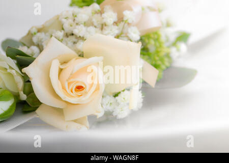 Détail de roses et fleurs décoratives utilisées pour célébrer les mariages Banque D'Images