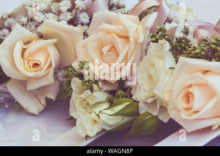 Détail de roses et fleurs décoratives utilisées pour célébrer les mariages Banque D'Images