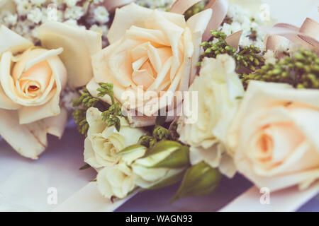 Détail de roses et fleurs décoratives utilisées pour célébrer les mariages Banque D'Images