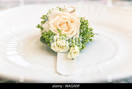 Détail de roses et fleurs décoratives utilisées pour célébrer les mariages Banque D'Images