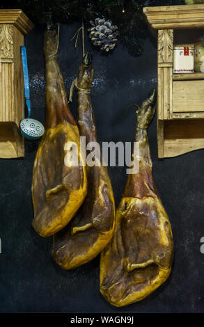 Les Jambons suspendus. Jamón hanging on a rustic house. Jambon suspendu dans un village rustique cuisine. Suspendu, guéri de la jambe de porc pour le prosciutto. Banque D'Images