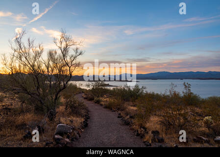 Vue au coucher du soleil sur le parc régional de Lake Pleasant, une aire de loisirs près de Phoenix, Arizona, pour ceux qui aiment les sports nautiques, la pêche, le camping et la randonnée. Banque D'Images