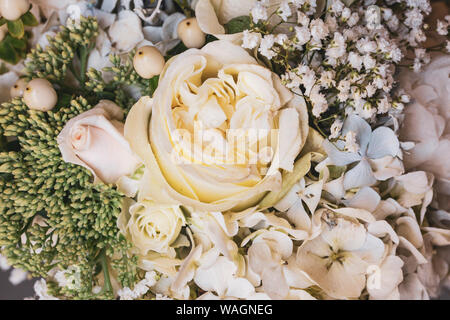 Détail de roses et fleurs décoratives utilisées pour célébrer les mariages Banque D'Images