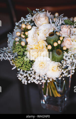 Détail de roses et fleurs décoratives utilisées pour célébrer les mariages Banque D'Images