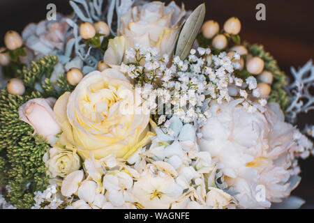 Détail de roses et fleurs décoratives utilisées pour célébrer les mariages Banque D'Images