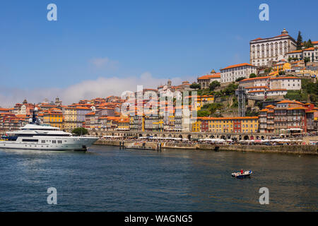 PORTO, PORTUGAL - 28 juillet 2019 : les célèbres maisons de la Ribeira dans le Douro River Bank près du Pont Dom Luis I, Porto, Portugal. Banque D'Images