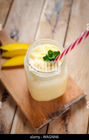 Close-up de Smoothie mangue dans un pot sur la table en bois Banque D'Images