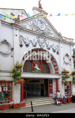 L'élaboration et l'entrée façade à St Georges - Arcade shopping centre - Falmouth, Cornwall, England, UK. Banque D'Images