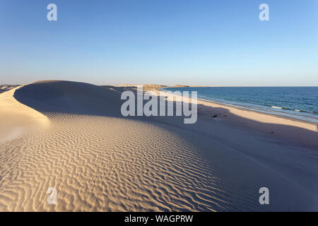 Dunes blanches le long de la côte, Al Khaluf, Oman, Middle East Banque D'Images