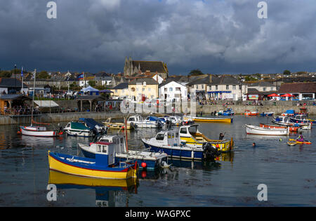 Vue sur le port à Porthleven, Cornwall, England, UK Banque D'Images