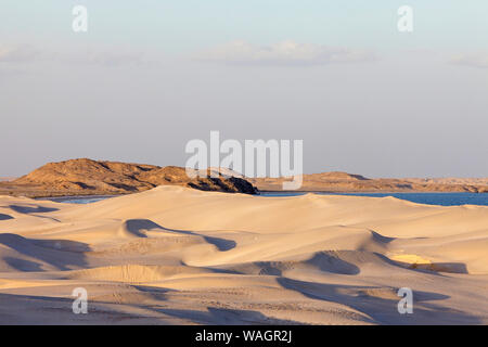 Dunes blanches le long de la côte, Al Khaluf, Oman, Middle East Banque D'Images