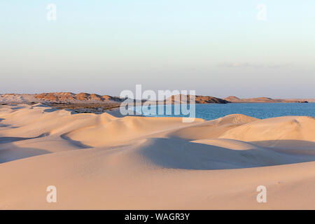 Dunes blanches le long de la côte, Al Khaluf, Oman, Middle East Banque D'Images