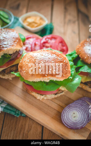 Close-up de hamburgers maison on cutting board Banque D'Images