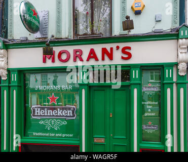 Avant de pub à Westport, dans le comté de Mayo Irlande Banque D'Images