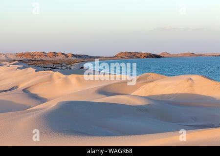 Dunes blanches le long de la côte, Al Khaluf, Oman, Middle East Banque D'Images