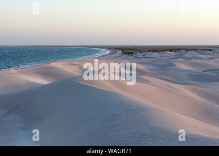 Dunes blanches le long de la côte, Al Khaluf, Oman, Middle East Banque D'Images