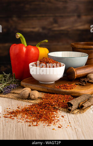 Flocons de poivron rouge séchés dans un bol, préparation des aliments et cuisine Banque D'Images