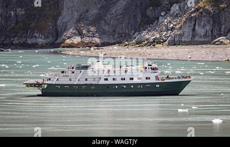 Un groupe de touristes sur la proue d'une excursion à l'observation des rives d'un fjord à Glacier Bay en Alaska Banque D'Images