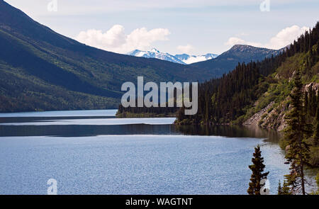 D'entrée d'un règlement pacifique de la baie des Glaciers près de Skagway en Alaska entourée de falaises boisées et de montagnes de neige Banque D'Images