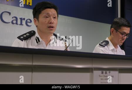 (190821) -- HONG KONG, 21 août 2019 (Xinhua) -- Tse Chun-chung (L), le surintendant en chef de la direction des relations publiques de la police, parle lors d'un point de presse à Hong Kong, Chine du sud, le 13 août 2019. Pour aller à l'aide de Spotlight : situation récente 'plus dangereux' en 25 ans, déclare l'agent de police de Hong Kong (Xinhua/Wang Shen) Banque D'Images