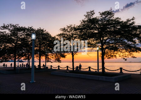 Les visiteurs du lac Metropark à Cleveland (Ohio) en observant le coucher du soleil sur le lac Érié Banque D'Images